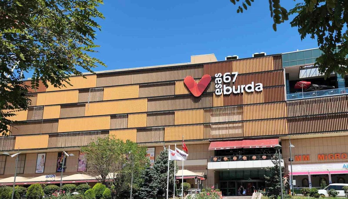Zonguldak'ta Colin's mağazasında kabinde kıyafet deneyen müşterilerin gizlice videosunu çeken çalışan gözaltına alındı