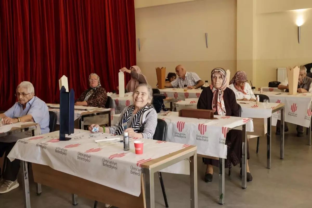 Ümraniye Belediyesi Gülden Soyak Engelliler Merkezi'nde Ahşap Boyama Etkinlikleri