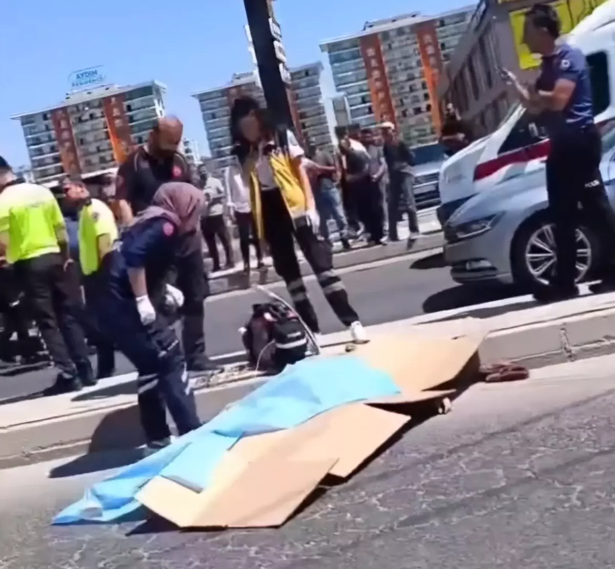Diyarbakır'da Yaya Geçidinde Kadına Otomobil Çarptı, Hayatını Kaybetti
