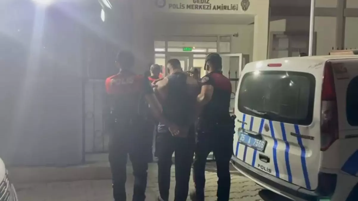 İzmir'de 35 Yıl Hapis Cezasıyla Aranan Hırsız Yakalandı