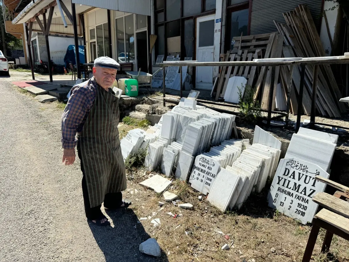 85 yaşındaki mezar taşı ustası kendi mezar taşını da yaptı