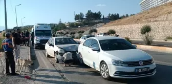 Adıyaman'da Otomobil Çarpışması: 2 Kişi Yaralandı