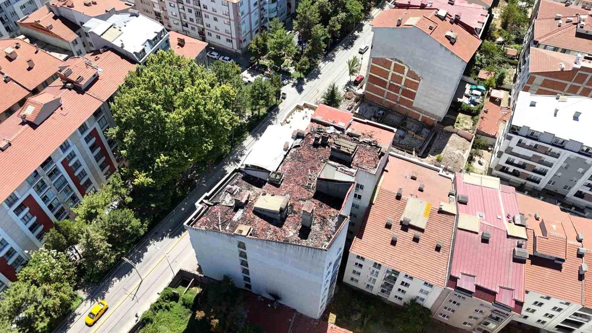 Eskişehir'de çıkan yangında çatısı kül olan apartman dron ile havadan görüntülendi