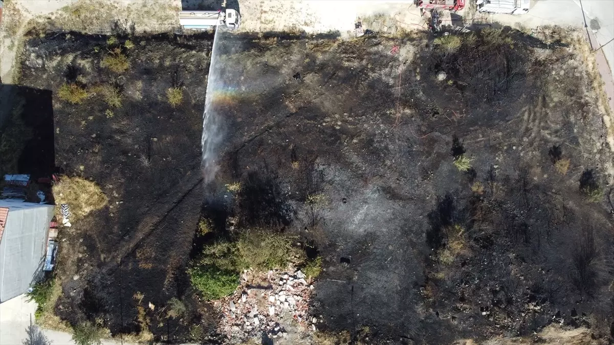 Bilecik'te okul bahçesine sıçrayan yangın söndürüldü