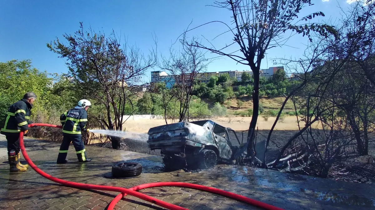 Bingöl'de Otomobil Alev Aldı: 2 Kişi Yaralandı
