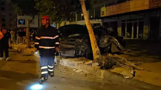 Çorum'da gece yarısı feci kaza! Ağaca çarpan otomobil, 2 kişiye mezar oldu