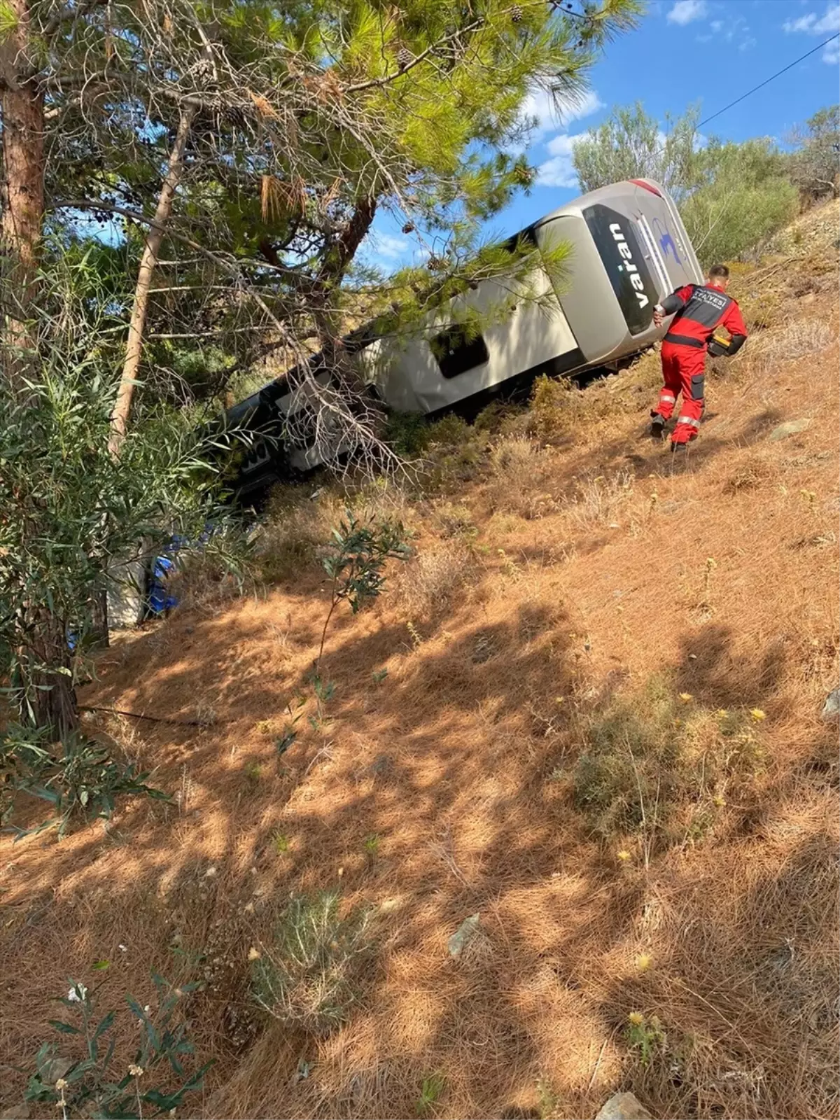 Muğla'da şarampole devrilen otobüste 3 kişi yaralandı