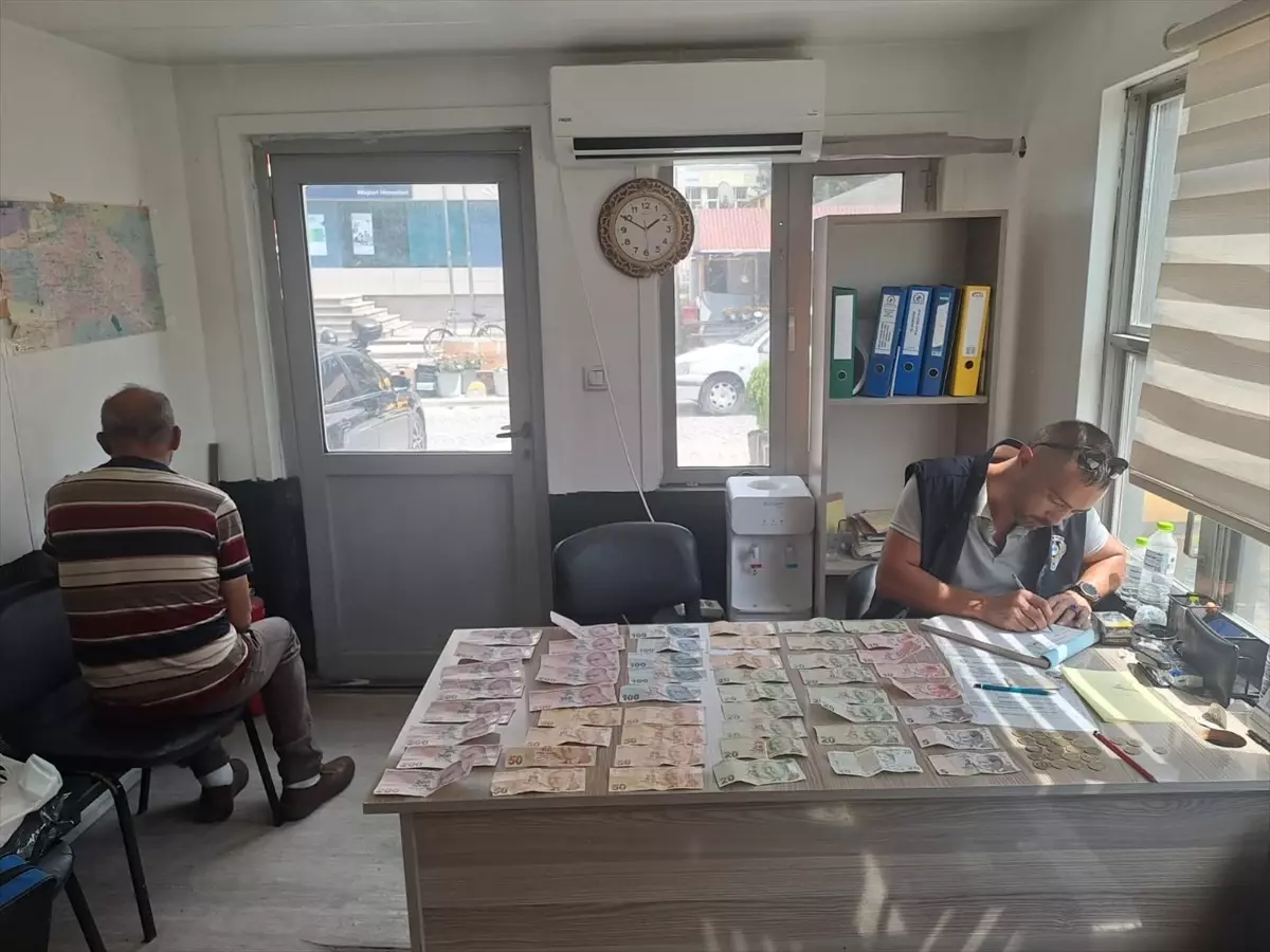 Düzce'de cami önünde dilenen kişinin üzerinden 2 bin 675 lira çıktı