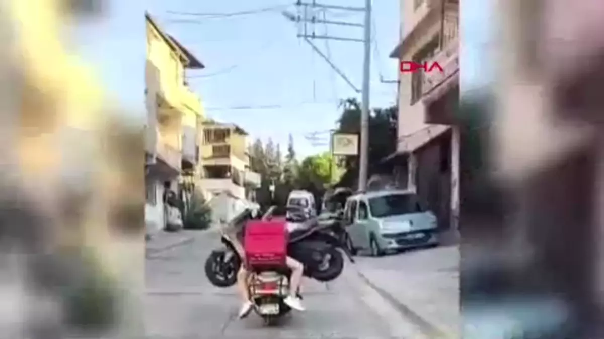 Kasksız 2 kişi motosikletle başka bir motosiklet taşıdı