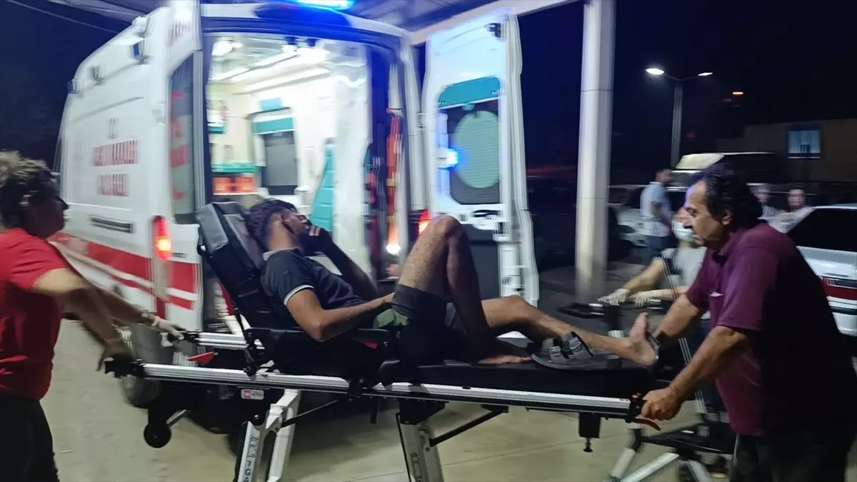 Kozan'da köprüde korkuluğa çarpan otomobilin sürücüsü yaralandı