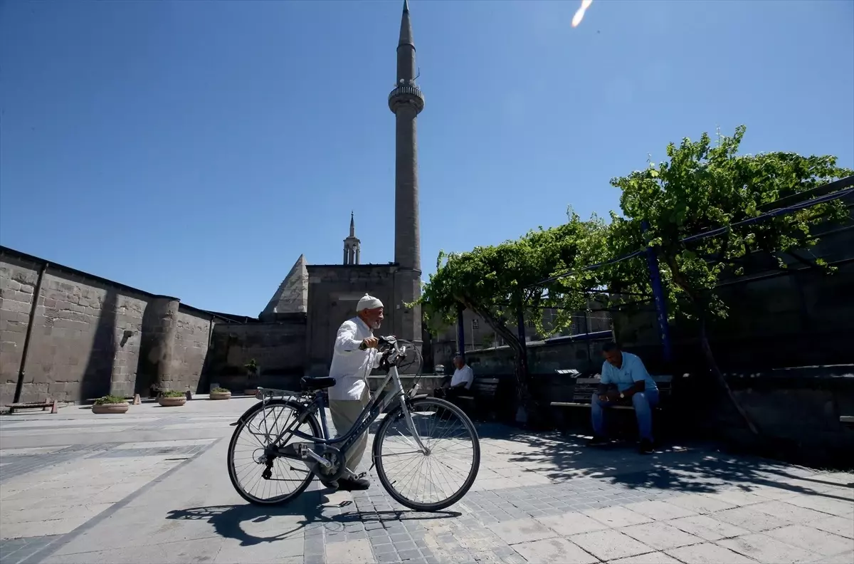 80 Yaşındaki Mehmet Karaimam, Yaşına Rağmen Bisikletiyle İşine Gidiyor