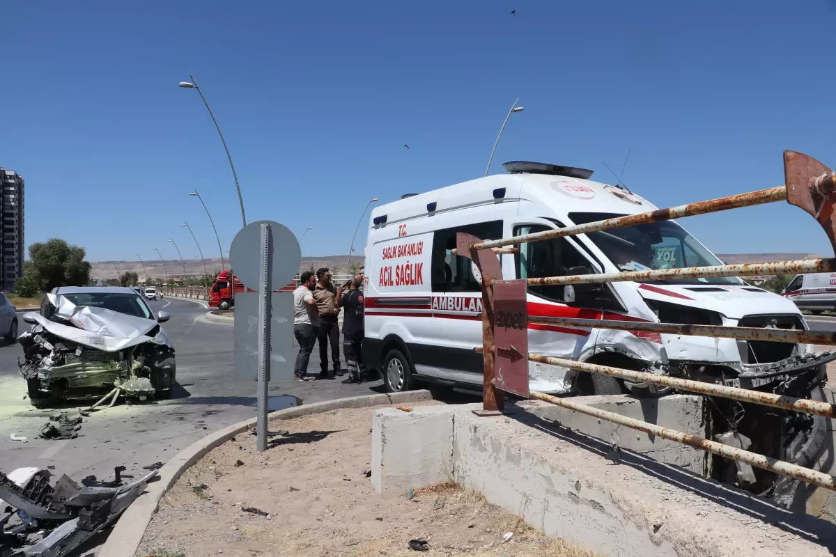 Kayseri'de Ambulans ile Otomobil Çarpıştı: 6 Yaralı