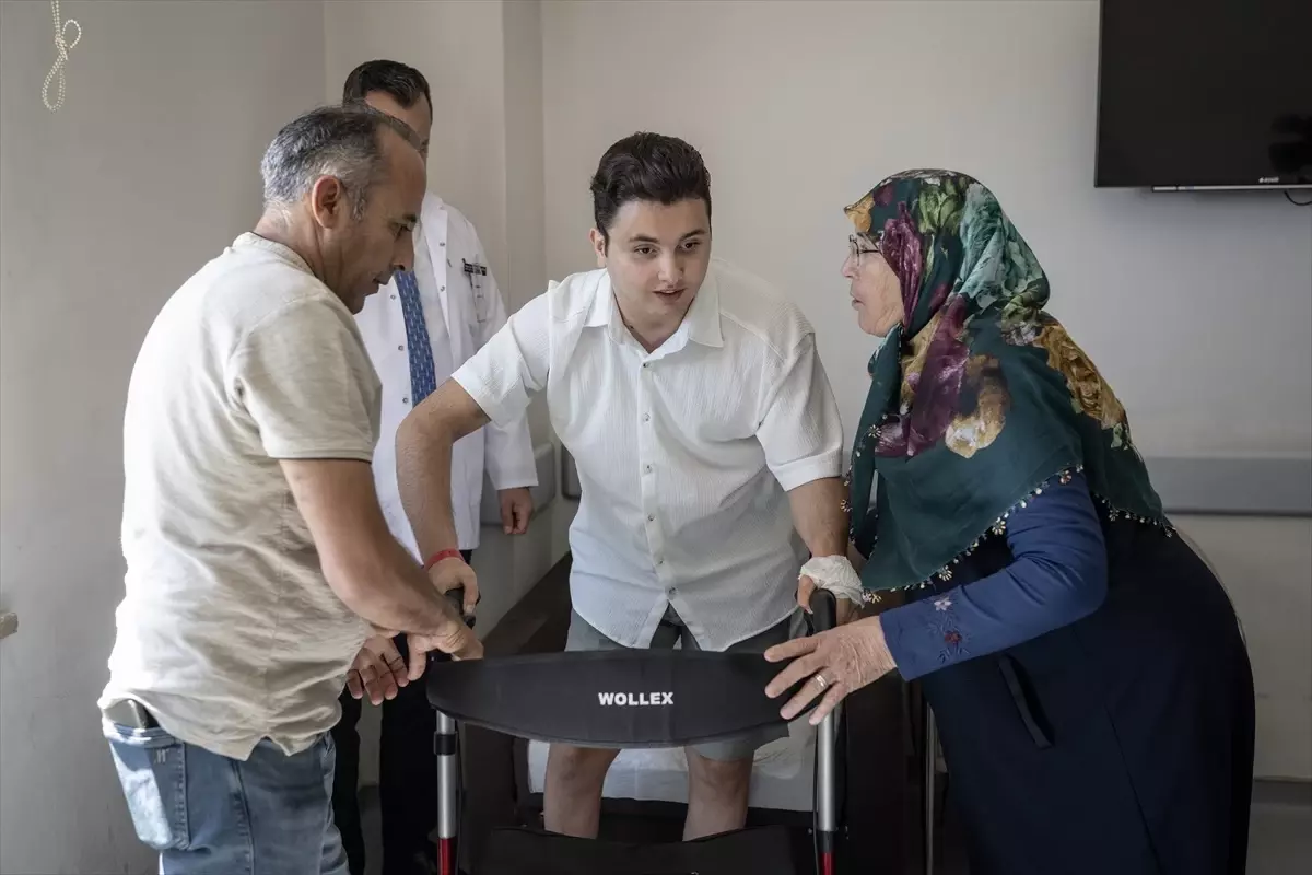 Kafa travması geçiren genç, tedaviyle yürümeye ve konuşmaya başladı