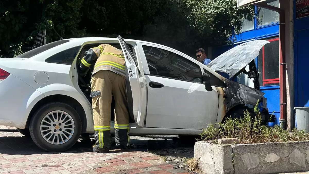 Kütahya'da park halindeki otomobil yangında kullanılamaz hale geldi