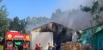 Sakarya'da ahşap askı atölyesinde çıkan yangın söndürüldü