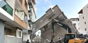 Hatay'da kontrollü yıkım sırasında bina devrildi