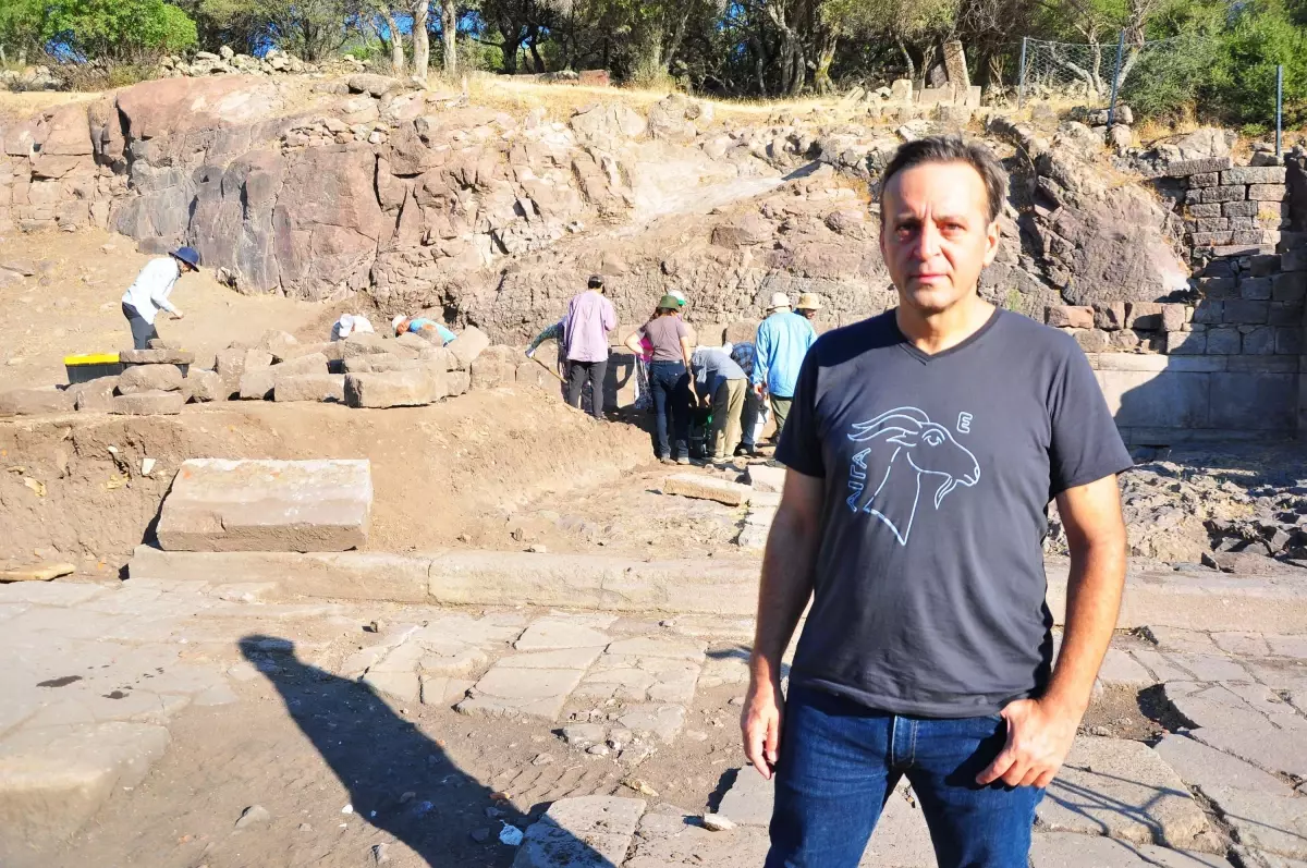 Manisa'da Aigai Antik Kenti'nde keşif: 2 bin 200 yıllık kent meydanı bulundu