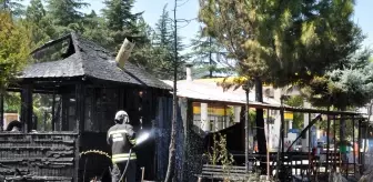 Akaryakıt istasyonunda çıkan yangın sonucu kokoreç dükkanı kullanılamaz hale geldi