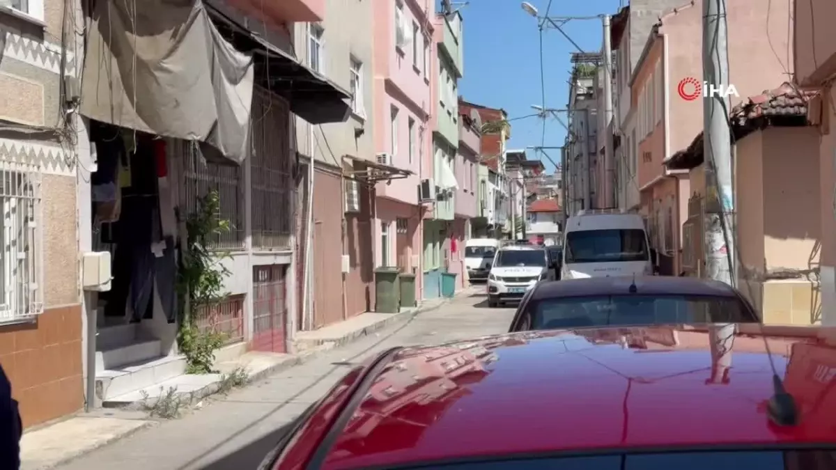 Bursa'da park halindeki araçtan silahlar çıktı