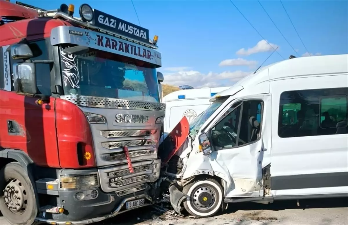 Çorum'da servis minibüsü, otomobil ve tırın çarpışması sonucu 14 kişi yaralandı
