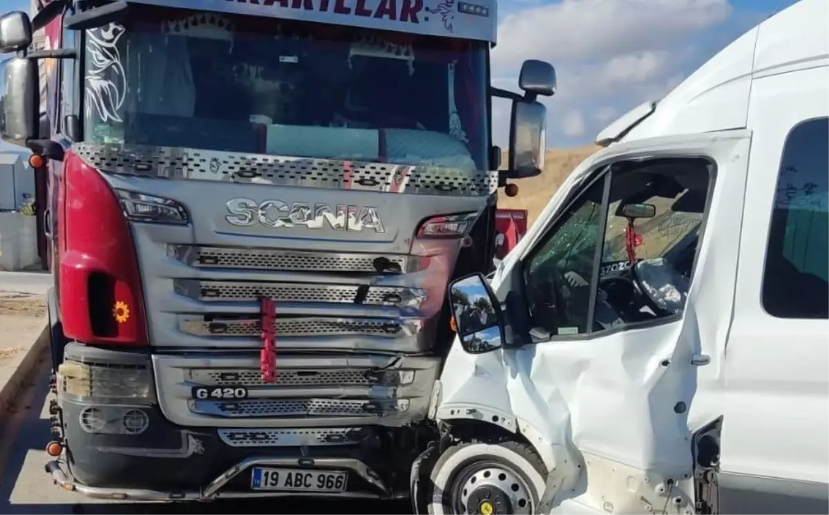 Çorum'da Minibüs Kazası: 14 Kişi Yaralandı