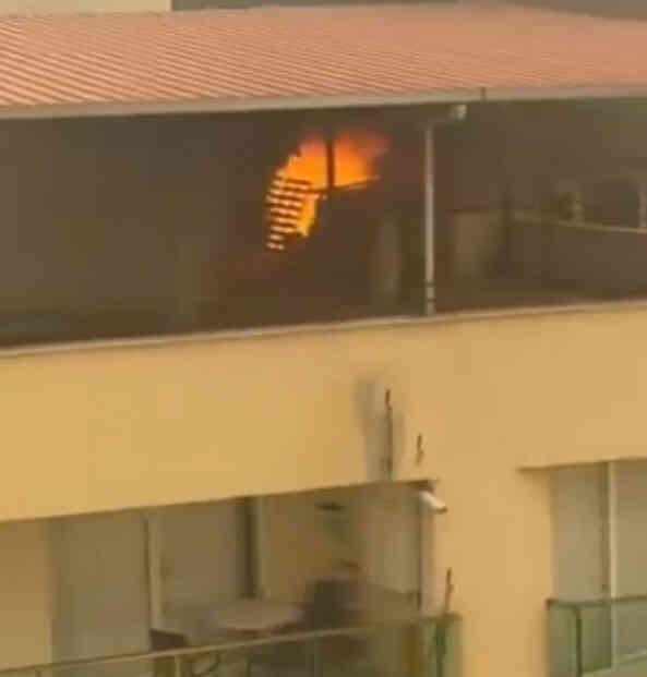 Flames spread to the roofs of buildings in the fire in İzmir