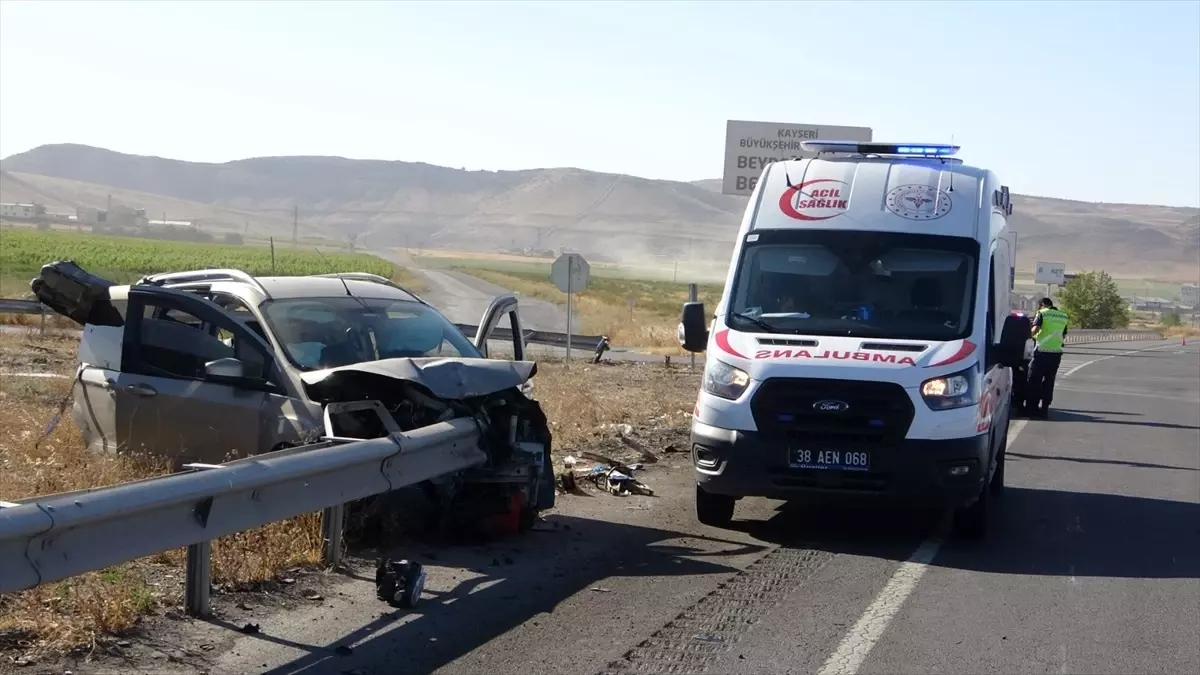 Kayseri'de otomobil bariyerlere çarptı: 2 kişi öldü, 4 kişi yaralandı