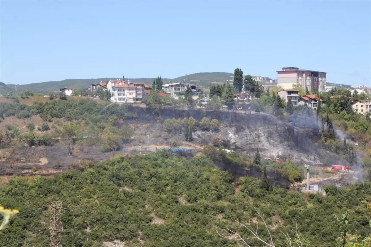 İzmit'te çalılık alanda çıkan yangın söndürüldü