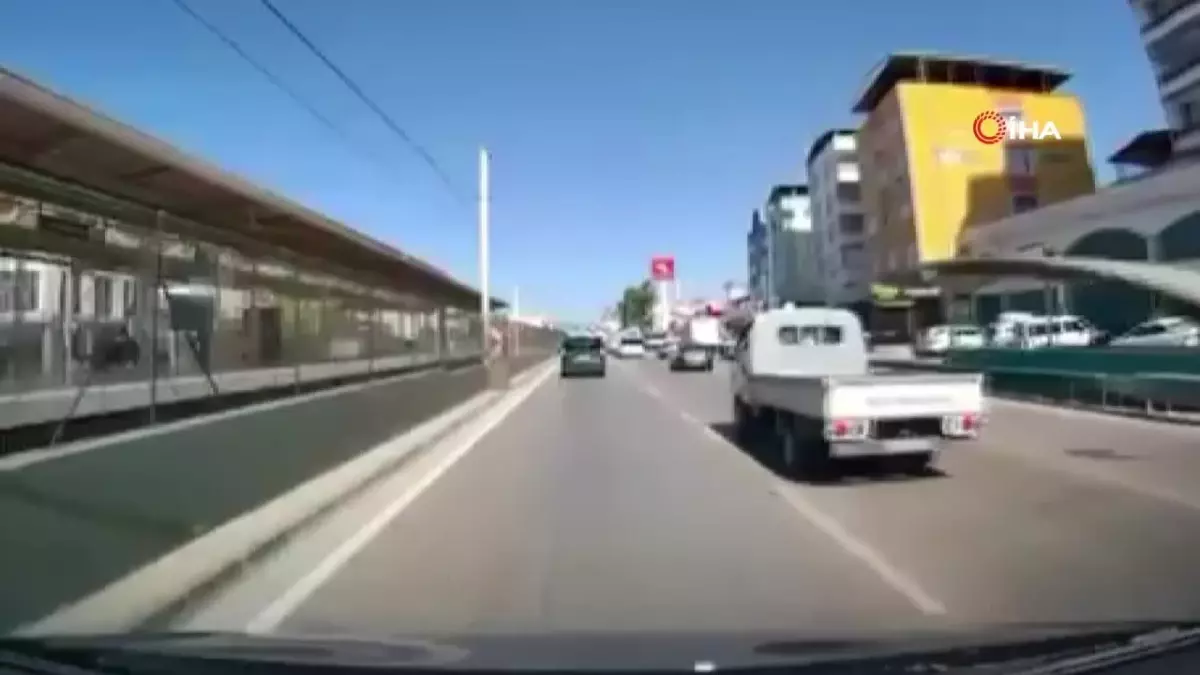 Makas atmak isterken kontrolden çıkan araç, bariyere çarptı