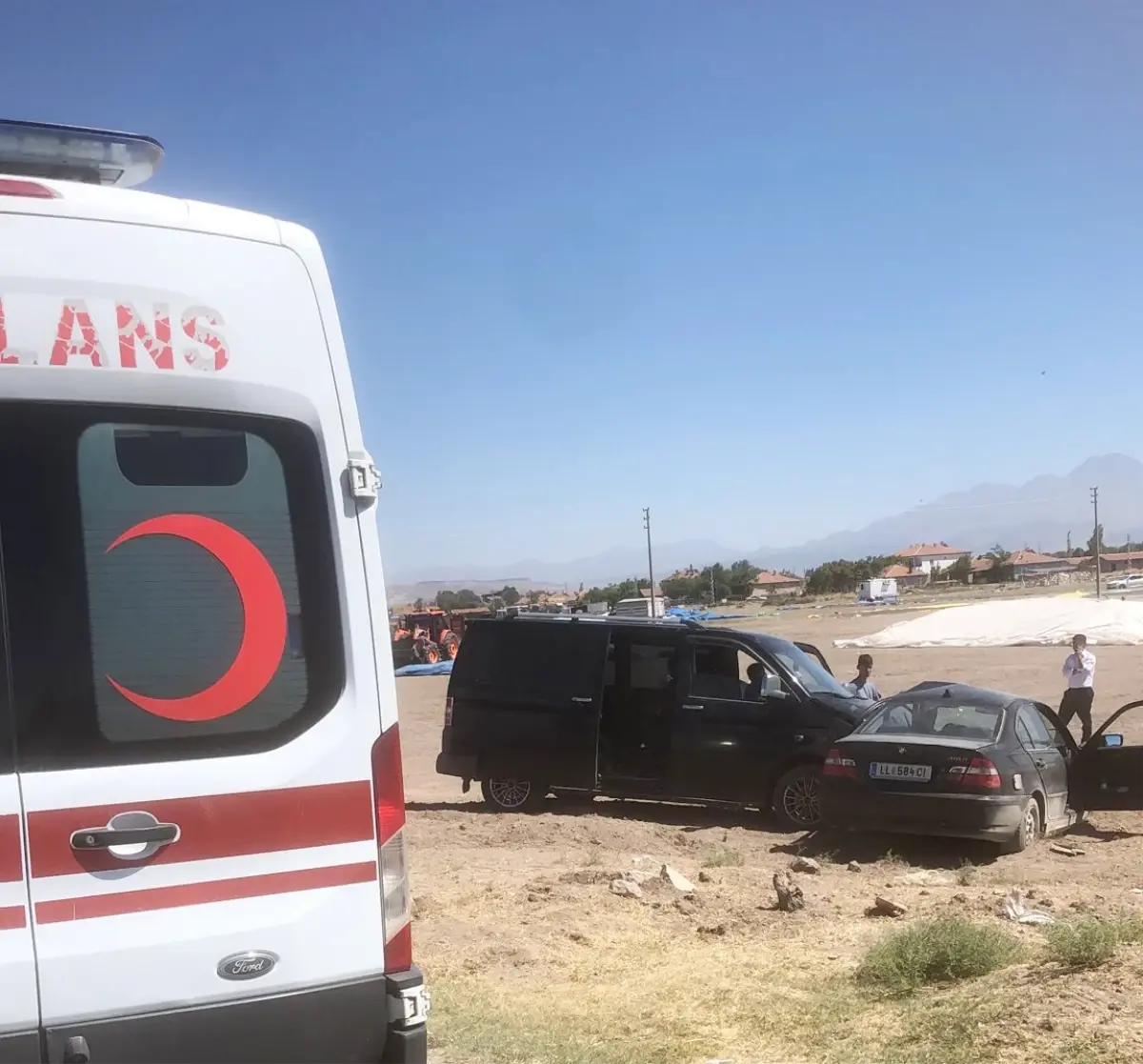 Aksaray'da Minibüs ve Otomobil Çarpıştı: 6'sı Çocuk 8 Kişi Yaralandı