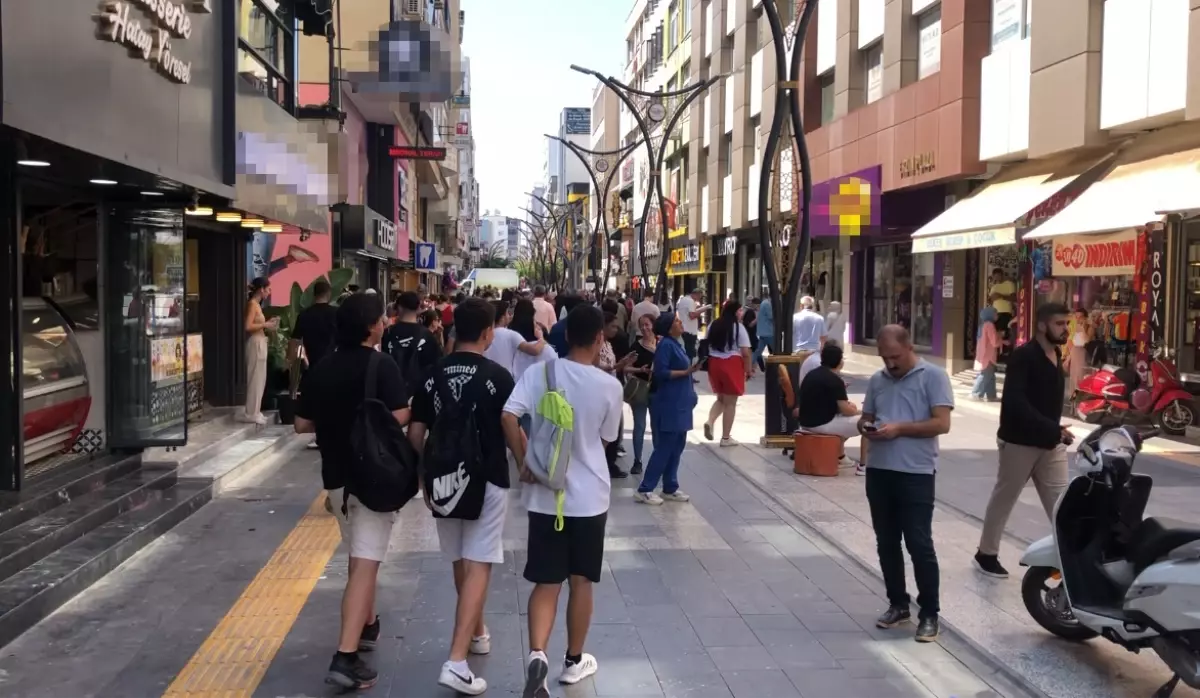 Hatay'da meydana gelen deprem sokağa çıkarmış