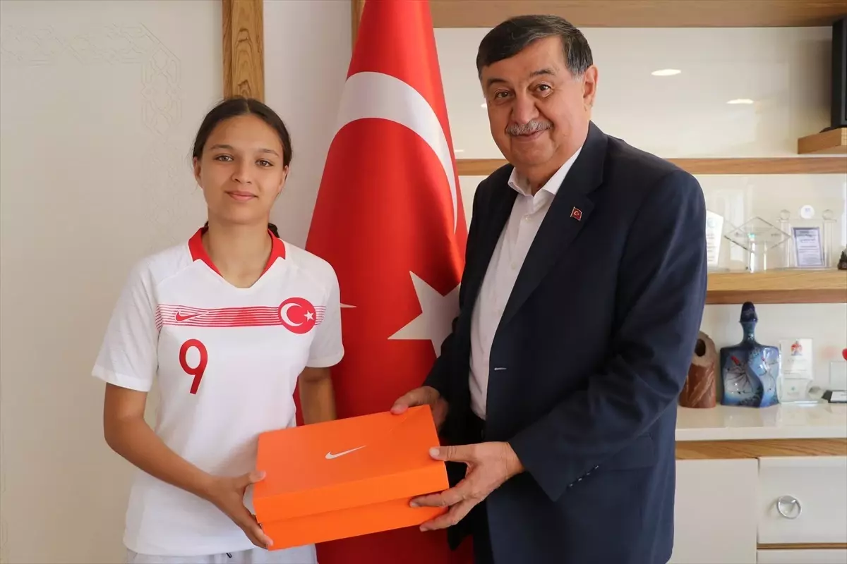 Havza Belediyesi, U15 Kadın Milli Takım seçmelerine davet edilen futbolcuya krampon hediye etti