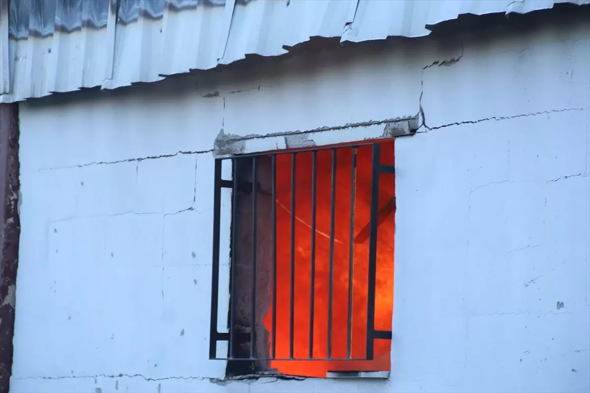 Antalya'da Kağıt Fabrikasında Çıkan Yangın Kontrol Altına Alındı