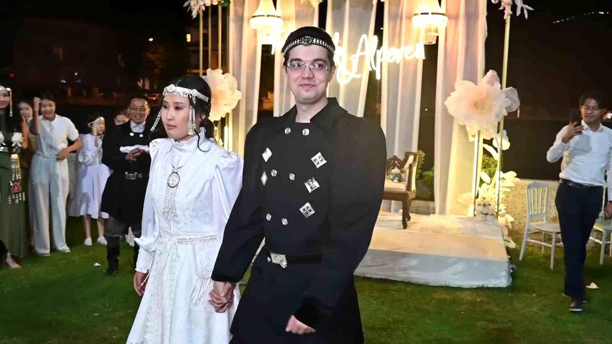 Rusya'da Tanışan Türk Genci ve Yakutistanlı Kızın Renkli Düğünü