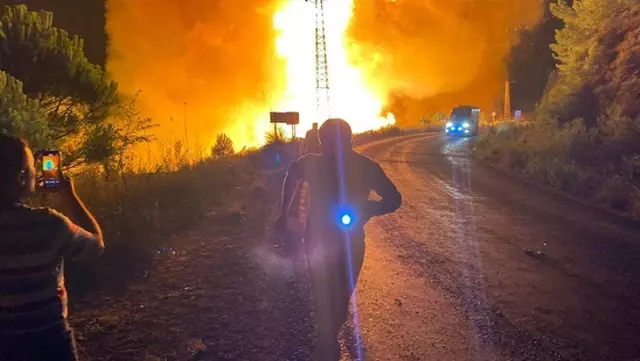 Race against time in Aydın! Volunteers and journalists narrowly escaped being trapped amidst the flames.