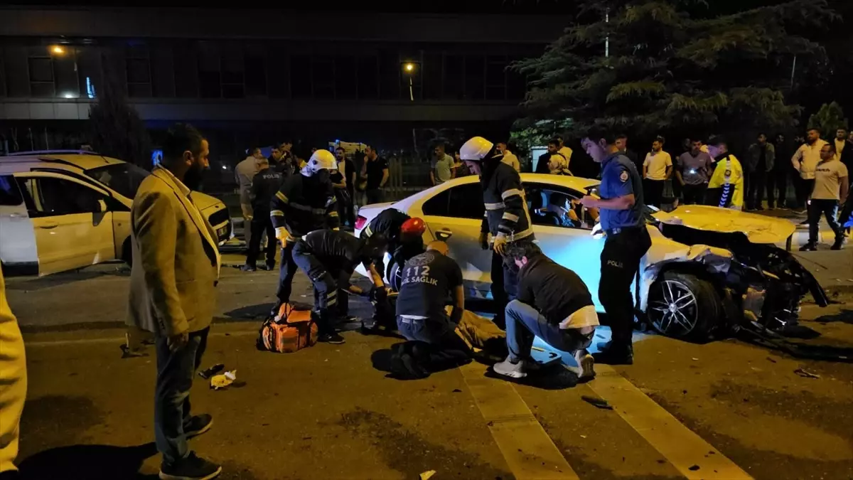 Çorum'da park halindeki araca çarpan otomobildeki kazada 3 kişi yaralandı