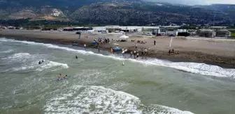 Hatay'da çocuklar ücretsiz sörf kursunda eğitim alıyor