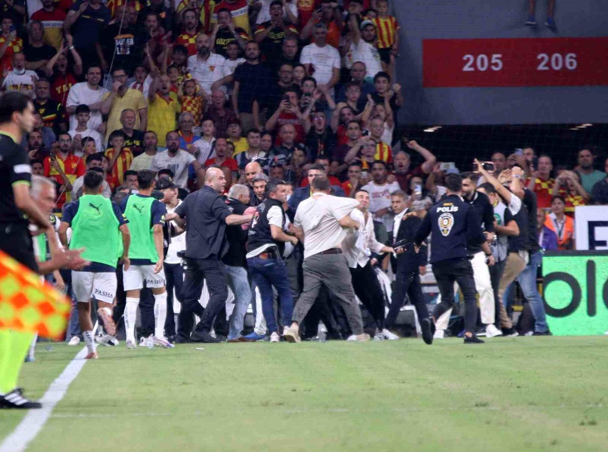 Fenerbahçe Başkanı Ali Koç Göztepe Deplasmanında Taraftarlara Destek İçin Tribünde