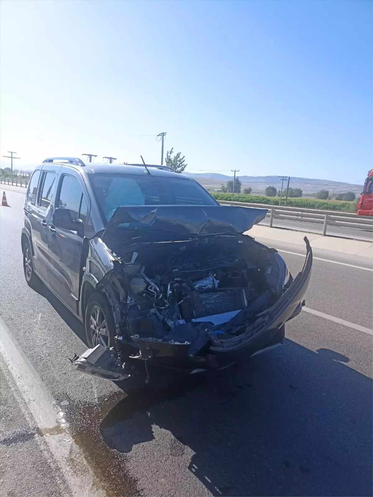 Afyonkarahisar'da Tıra Arkadan Çarpan Araçta 6 Kişi Yaralandı