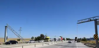 Konya'da tırın dorsesi direğe çarptı