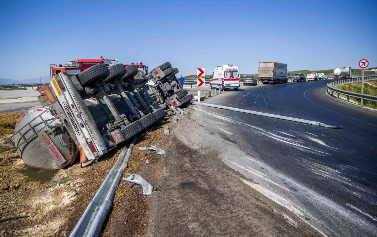 Antalya'da TIR Kazası: Şoför Hayatını Kaybetti
