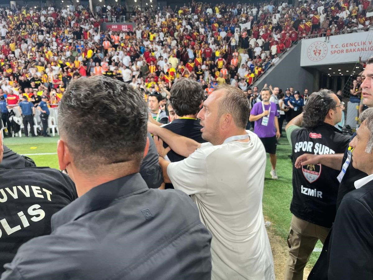 Ali Koç, Fenerbahçe tribünlerinde itildi ve düştü
