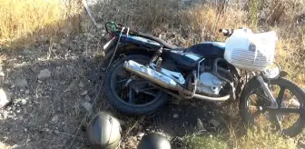 Çanakkale'de motosiklet trafik levhasına çarptı: 2 yaralı