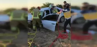 Elektrik direğine çarpan otomobilde sıkışan şahsı ekipler kurtardı