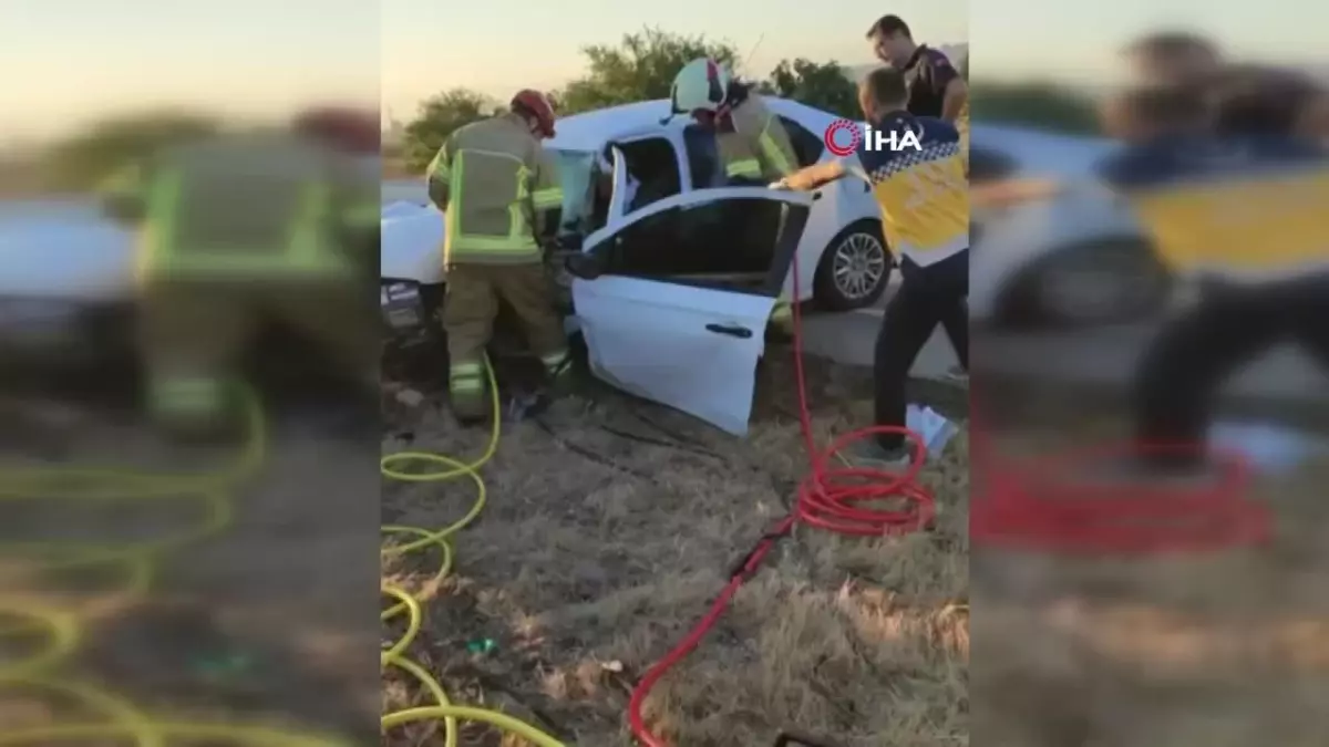 Elektrik direğine çarpan otomobilde sıkışan şahsı ekipler kurtardı