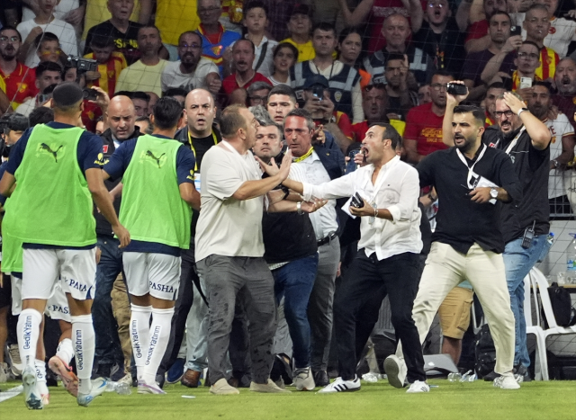 Fenerbahçe Başkanı Ali Koç'a Göztepe deplasmanında saldırı