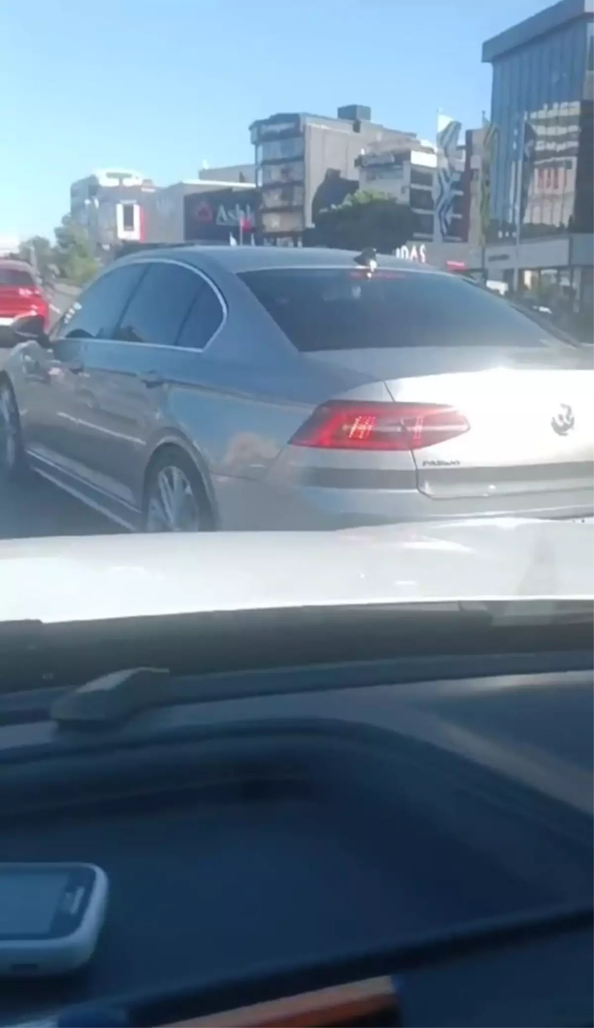 D-100 Karayolunda Trafik Tartışması: Otomobilin Camı Kırıldı