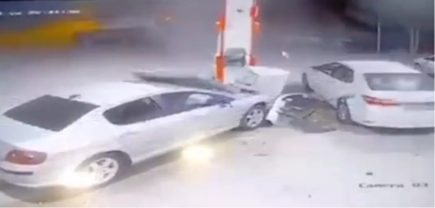 Kırşehir'de Otomobil Akaryakıt İstasyonuna Çarptı