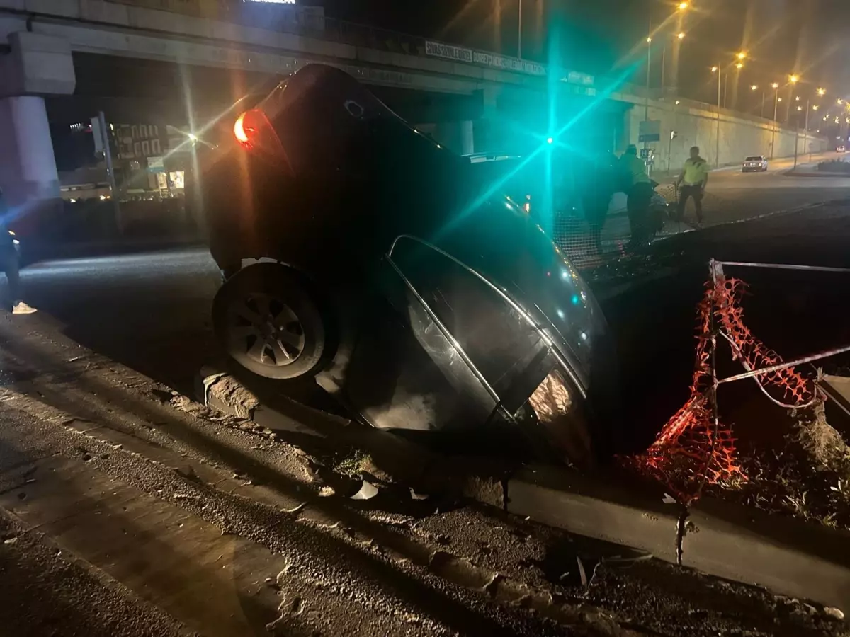 Sivas'ta hafif ticari araç ile çarpışan otomobil çukura düştü: 5 yaralı