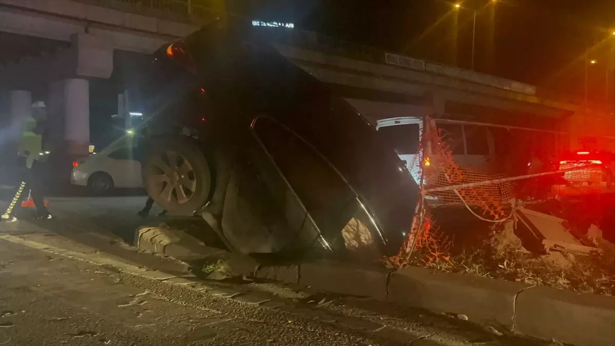 Sivas'ta Hafif Ticari Araçla Çarpışan Otomobil Çukura Düştü, 5 Kişi Yaralandı